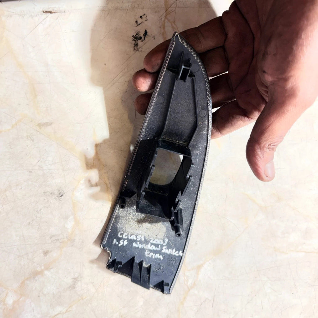 MERCEDES C CLASS 00-08 FRONT PASSENGER LEFT WINDOW SWITCH TRIM