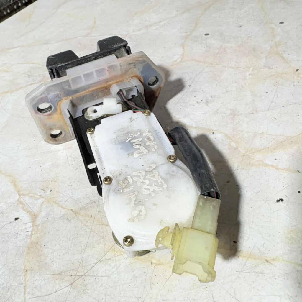 Suzuki Ignis Tailgate door central locking catch (2004) 194966635473