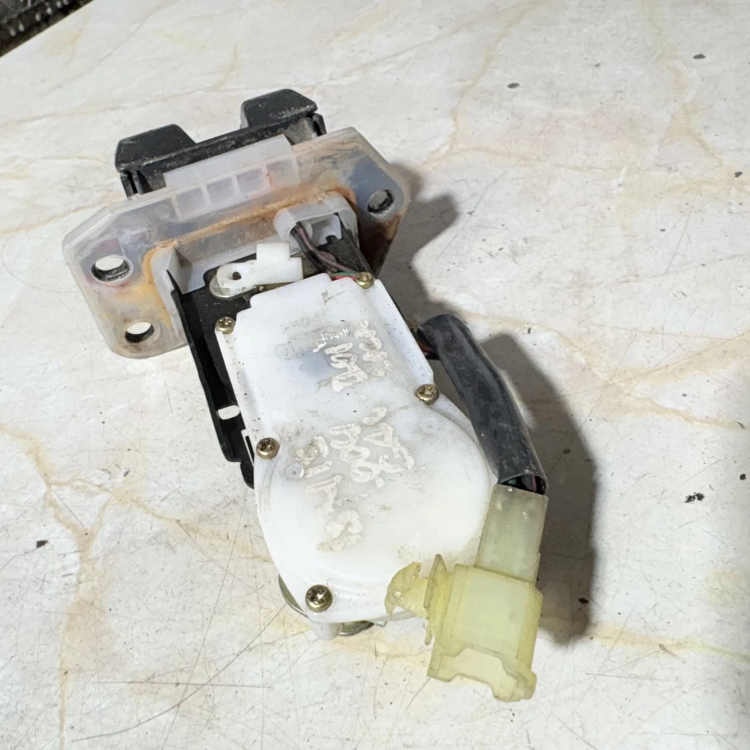 Suzuki Ignis Tailgate door central locking catch (2004) 194966635473