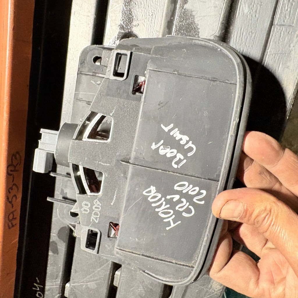Honda CR-V 2010 Third brake center stop light P6939 LIQ10335