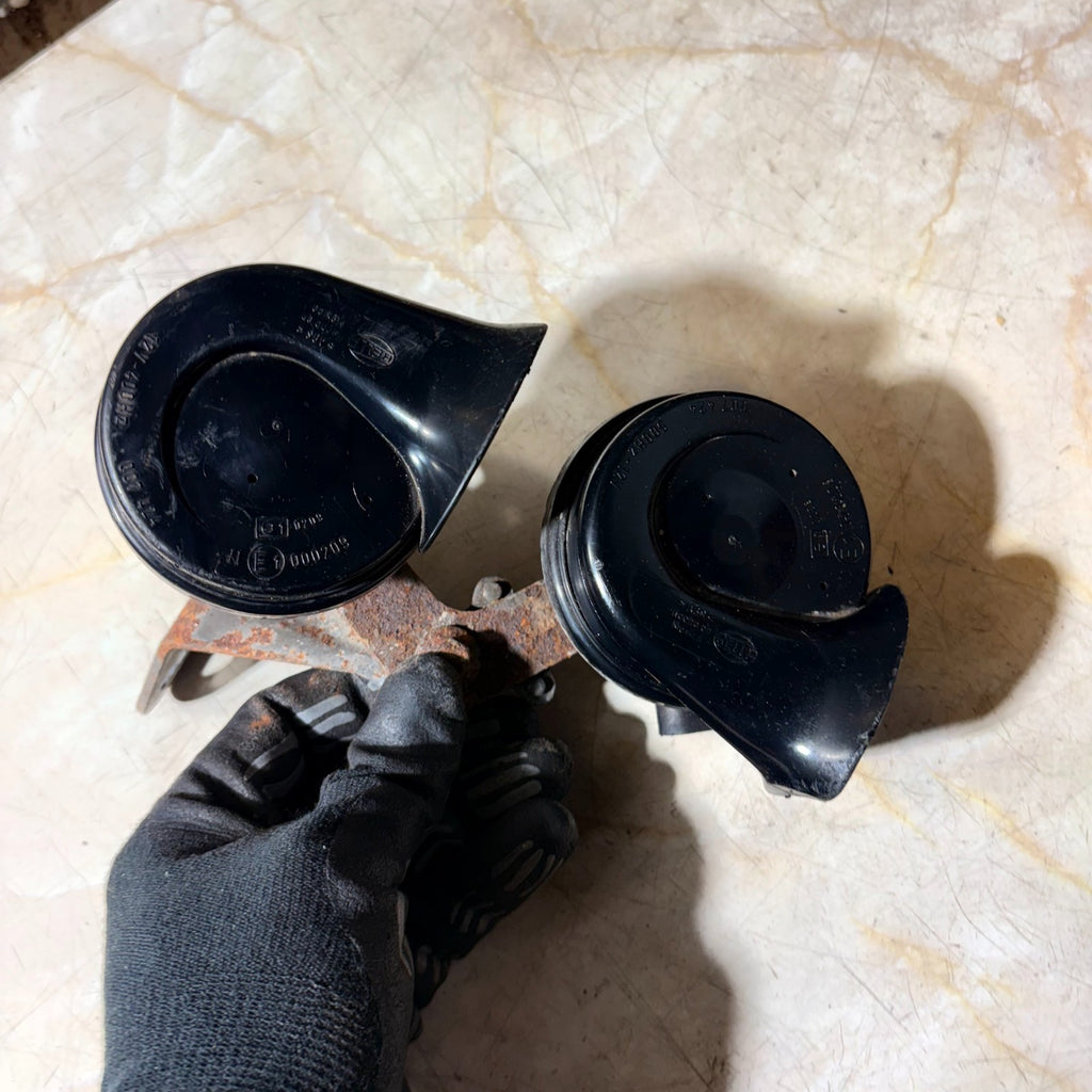 VW Beetle 9C 1998-2010 Pair Horns With Bracket 000209