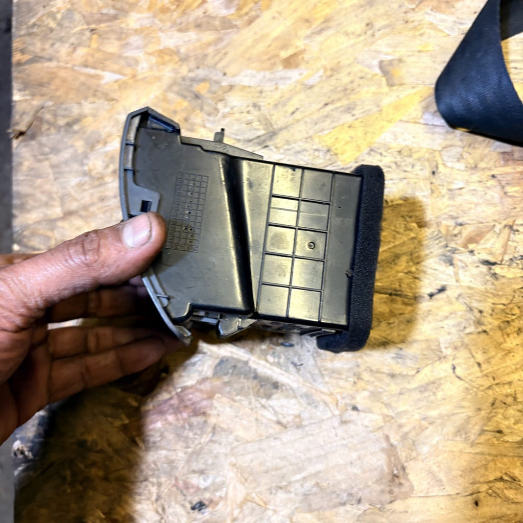 KIA SORENTO DRIVER FRONT DASH AIR VENT 97490-3E000