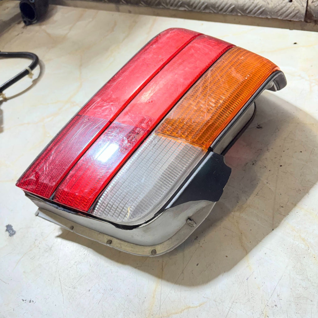 BMW E36 3 SERIES 4DR SALOON 1990-1998 RIGHT REAR TAIL LIGHT AMBER 63211387362