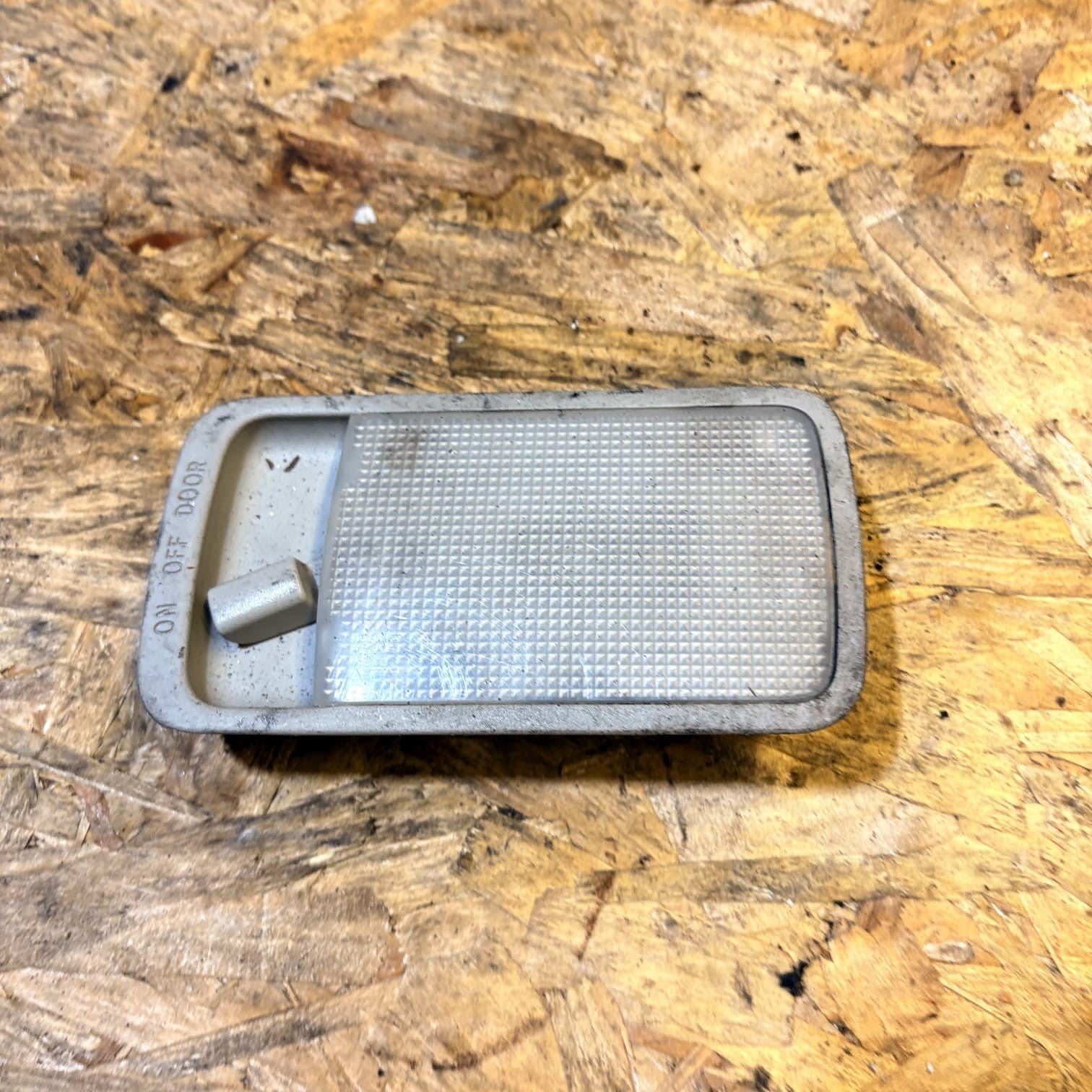 NISSAN LEAF REAR ROOF READING COURTESY LIGHT 26410EL00A MK1 2004