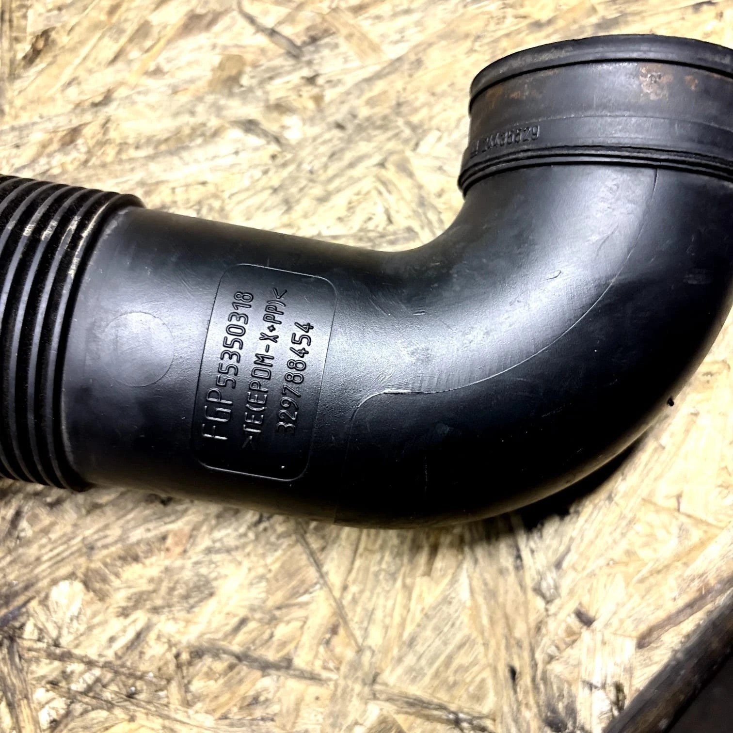 Opel Zafira B 2.2i 110kW Petrol Engine Air intake hose pipe 55350318