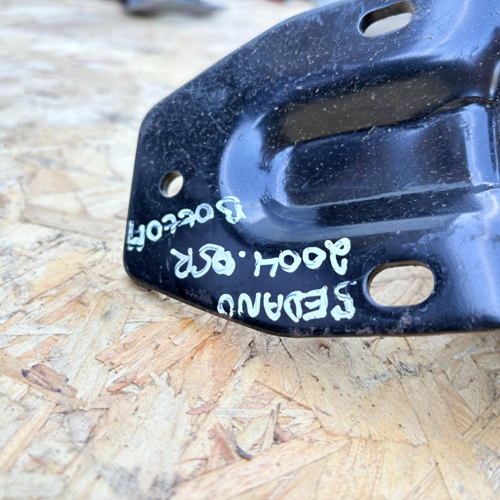 KIA SEDONA CARNIVAL 2002-2005 OSR/RH Sliding Door Lower Roller Hinge