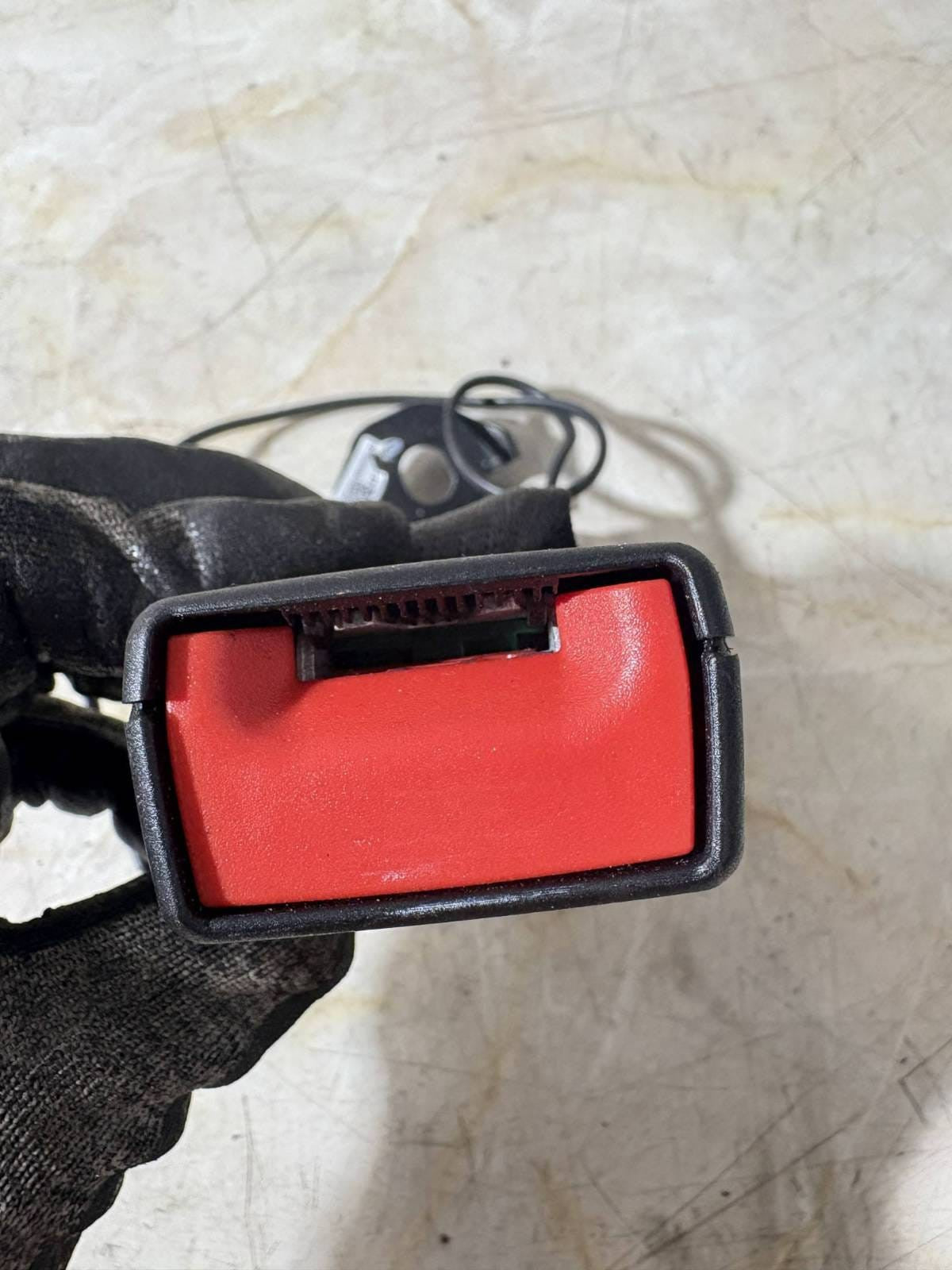 VAUXHALL CORSA E 2014-2019 REAR CENTRE MIDDLE SEAT BELT BUCKLE CLIP