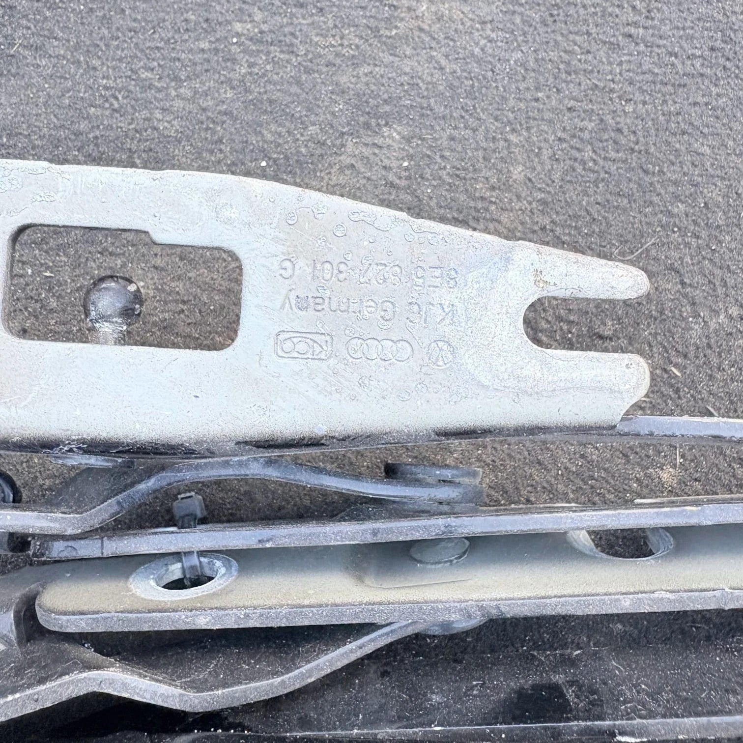 Audi A4 B6/B7 2002-08 Seat Exeo 2009-14 Rear Boot Lid Hinge Pair 8E5827301G/302G