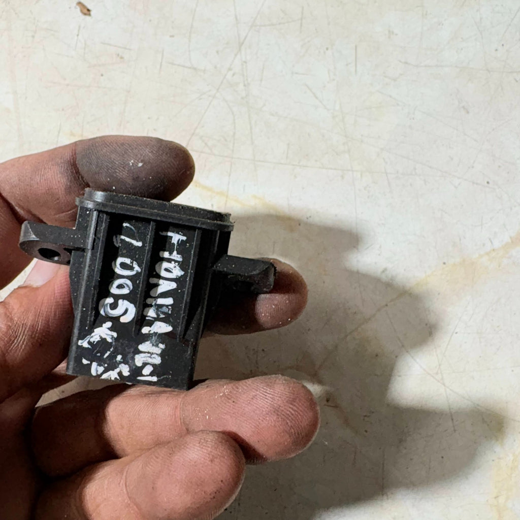 HONDA CR-V 2002-2006 MK2 BOOT LID OPEN SWITCH BUTTON