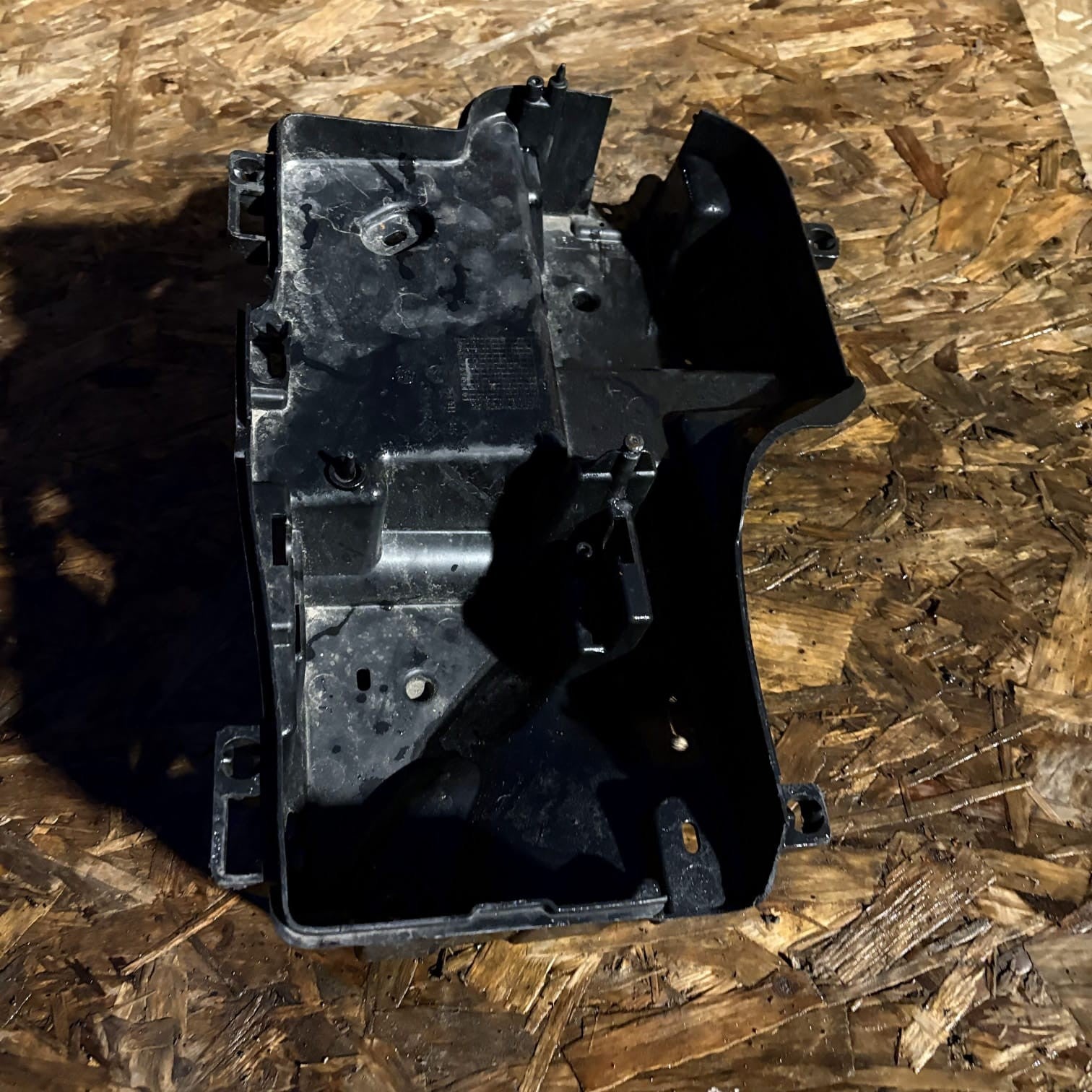 Peugeot 407 SW Estate ECU Fuse Box Holder Tray Engine Bay 96448558 04-11