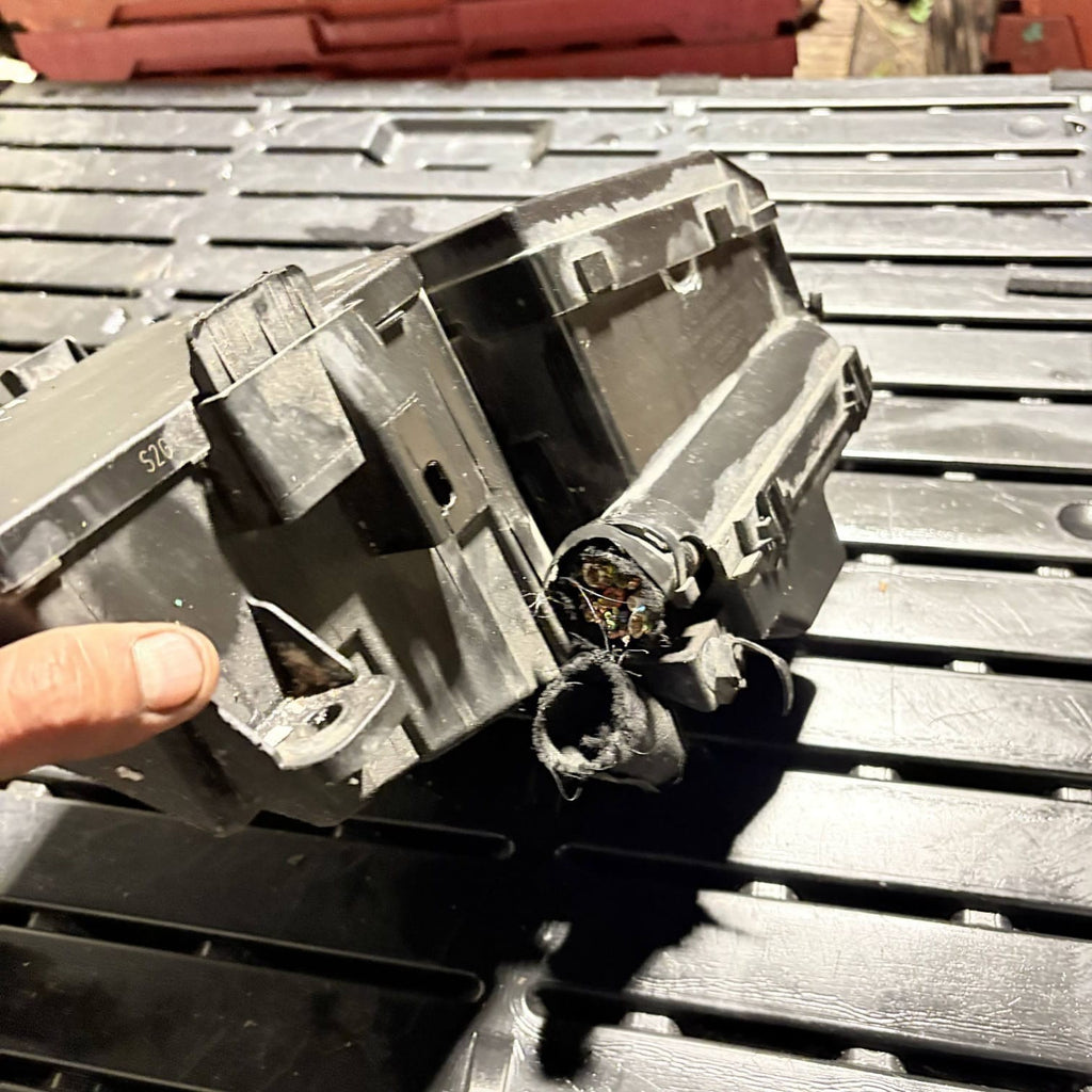 2009 NISSAN QASHQAI FUSE BOX UNDER THE BONNET 319136024 24383JD00A