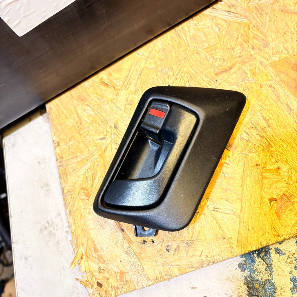 Inside Door Handle Right Rear for Mitsubishi SHOGUN 2004