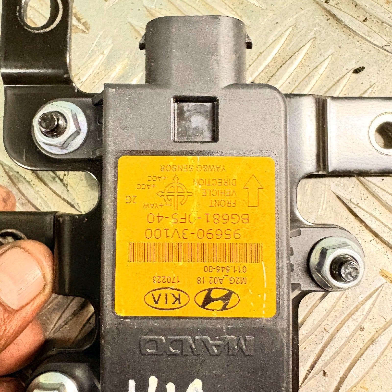 HYUNDAI I40 YAW RATE SPEED SENSOR 95690-3V100 2015
