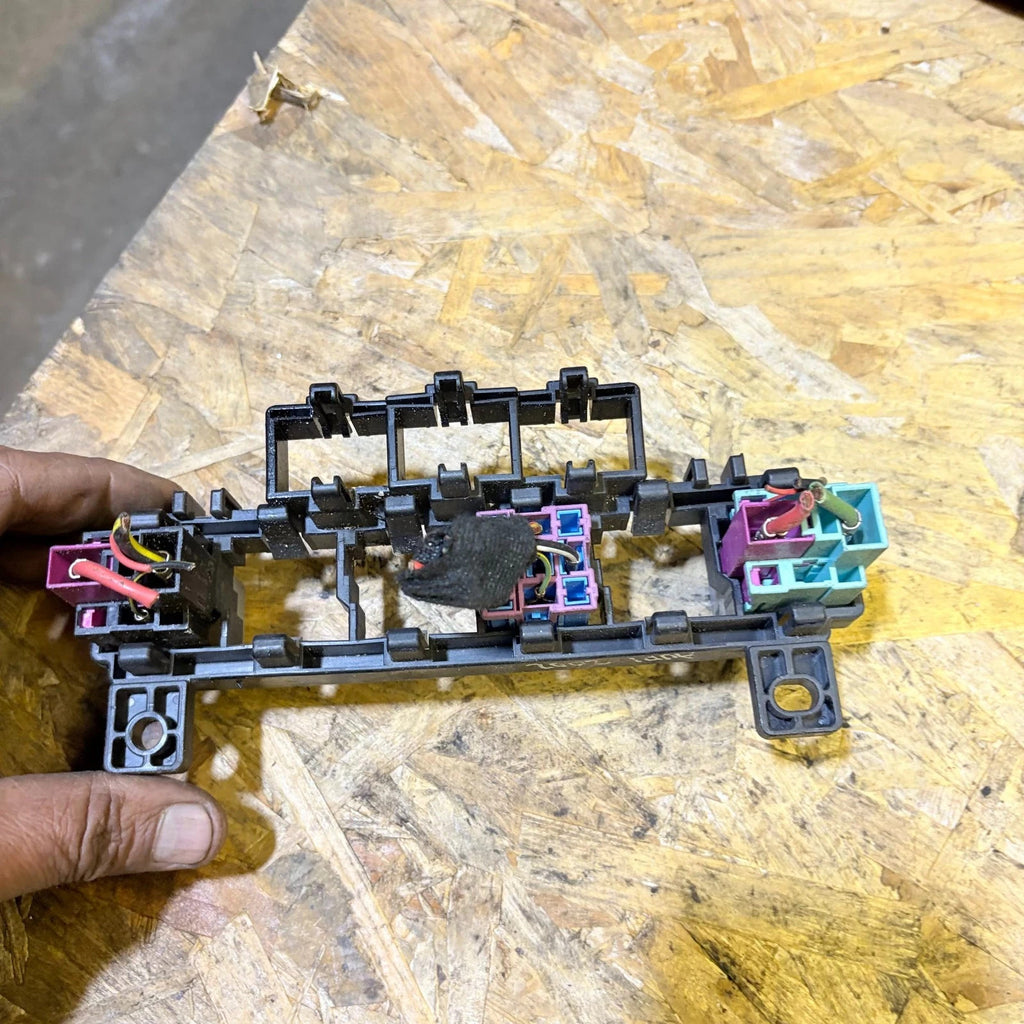 AUDI A4 2002 FUSE RELAY BOX BRACKET 8E0937503