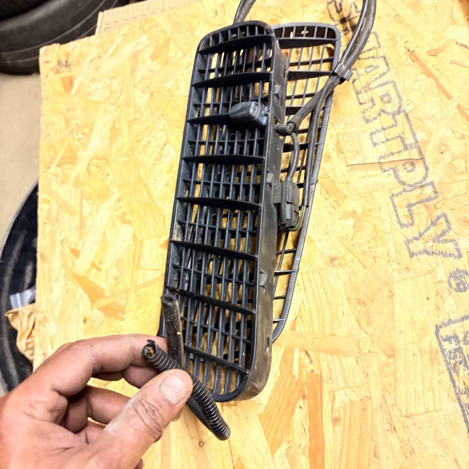2000-2006 BMW 325i 330i ZHP E46 CENTER HOOD VENT GRILLE COWL TRIM OEM