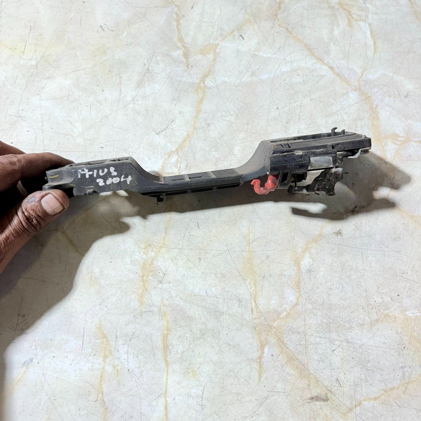 TOYOTA PRIUS XW20 2004-2009 DOOR HANDLE BRACKET DRIVER SIDE FRONT