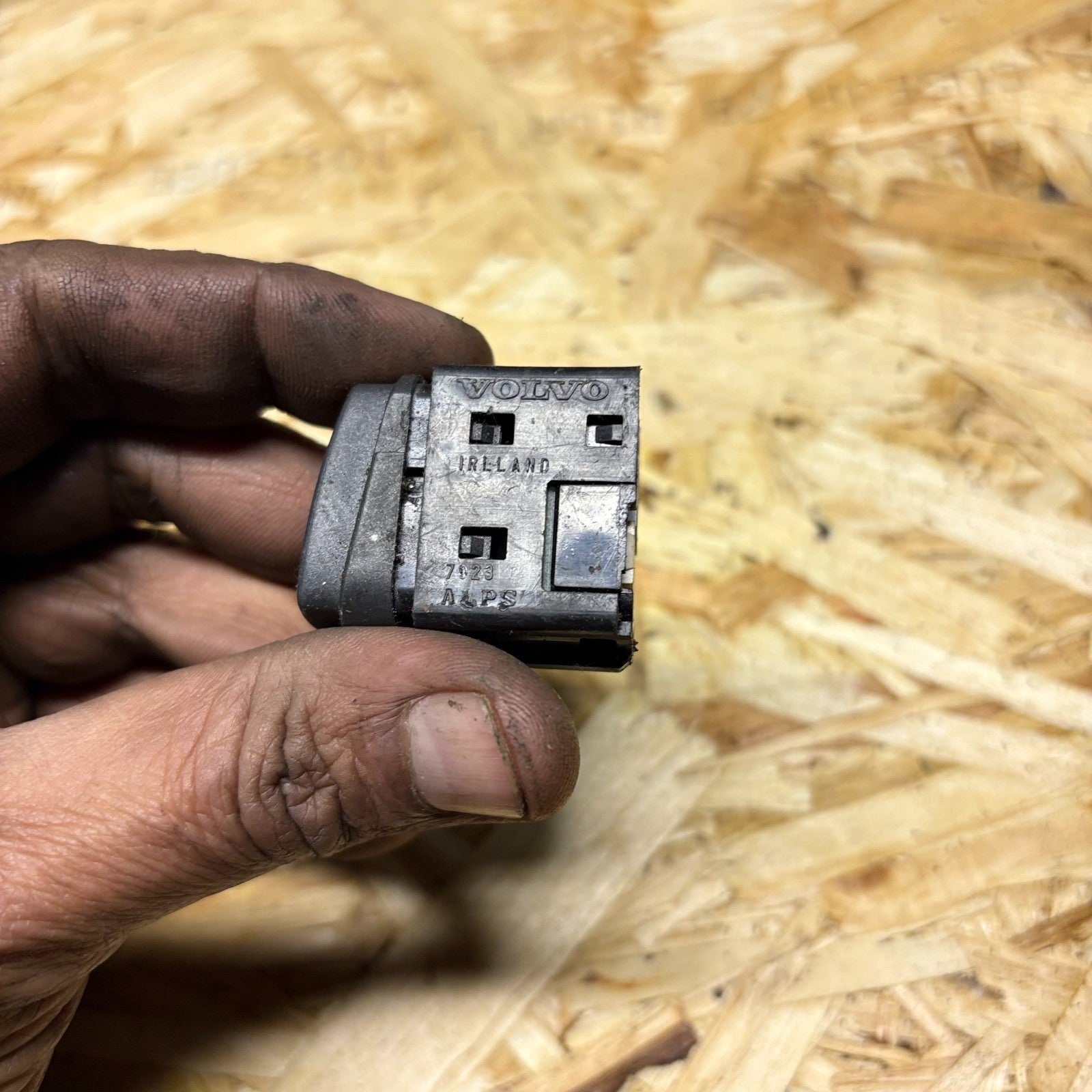 9168279 01W48E Alarm switch Fits for Volvo S80