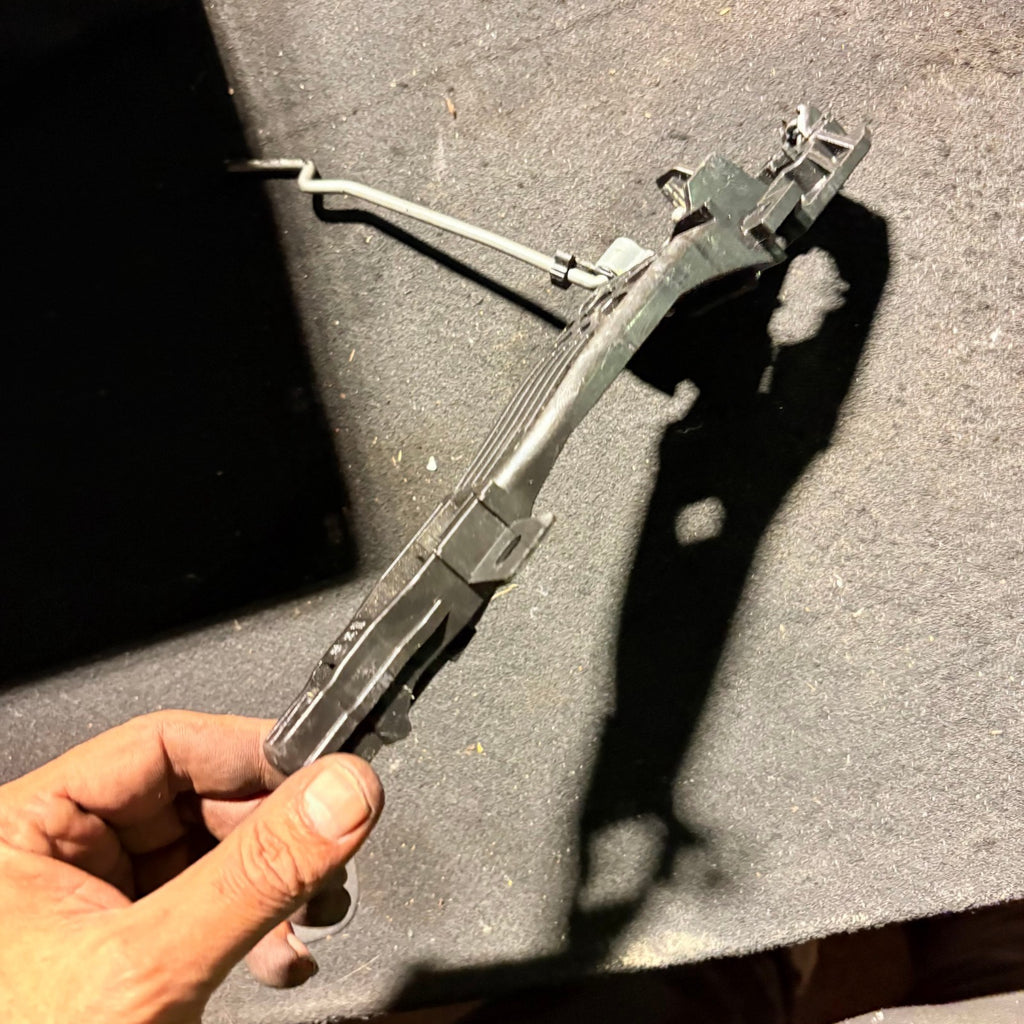 MAZDA 2 2014 DRIVER SIDE REAR EXTERIOR HANDLE INNER BRACKET R8375