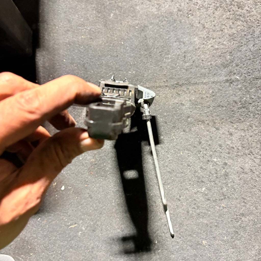 MAZDA 2 2014 DRIVER SIDE REAR EXTERIOR HANDLE INNER BRACKET R8375