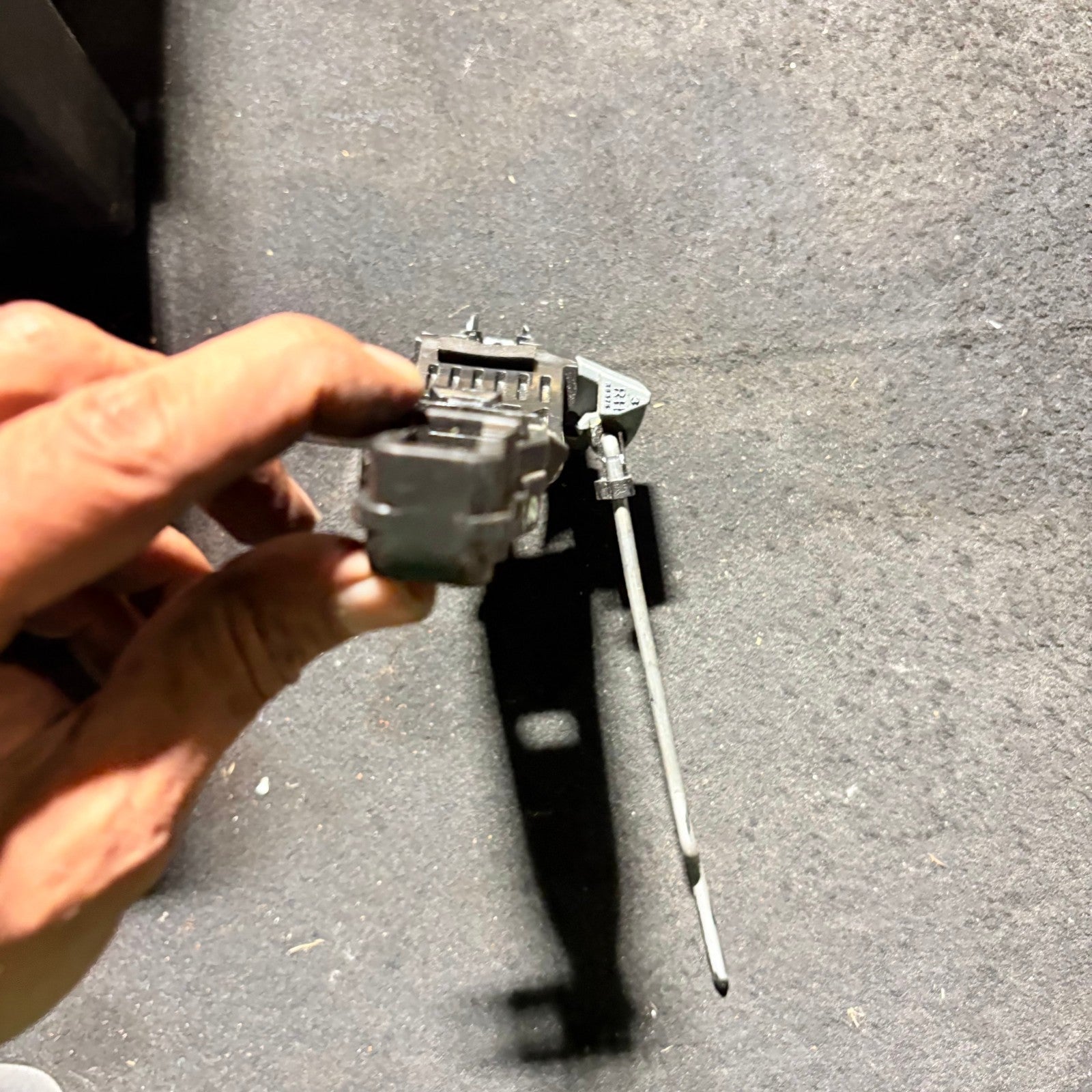 MAZDA 2 2014 DRIVER SIDE REAR EXTERIOR HANDLE INNER BRACKET R8375