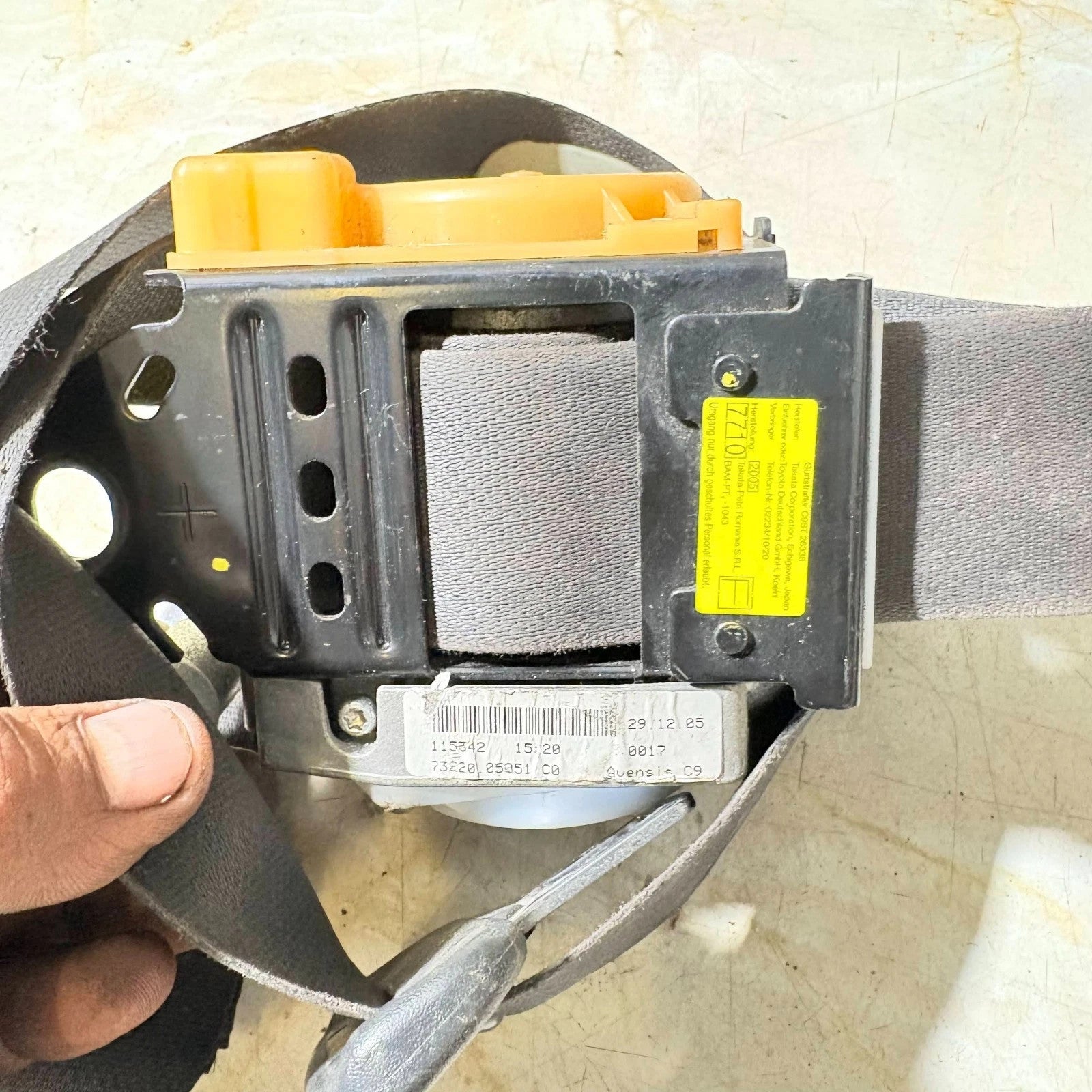 2005 TOYOTA AVENSIS MK2 T250 FRONT Left SEAT BELT BLACK 7322005051C0