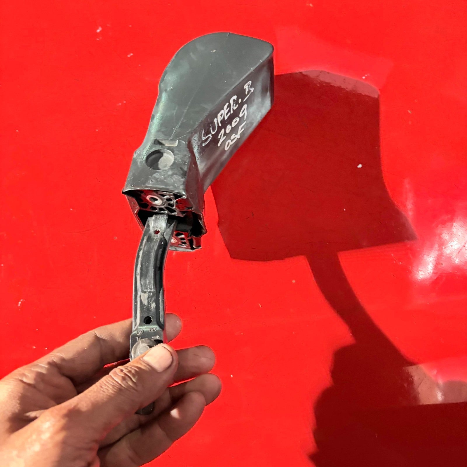 2009 SKODA SUPERB O/S/F DRIVER SIDE FRONT DOOR CATCH STRAP 3T0837249