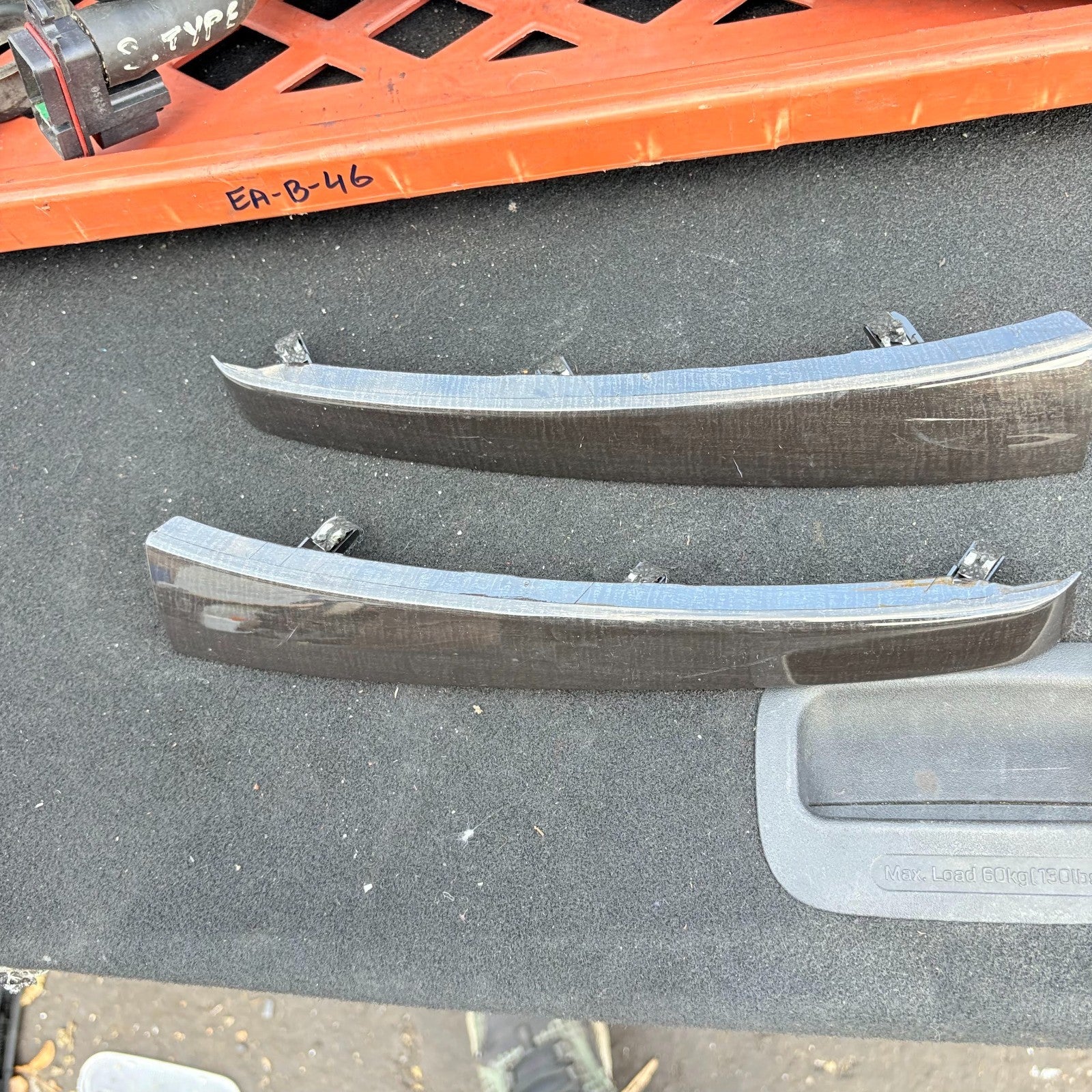 Kia Sorento 2002-2009 FRONT RIGHT/LEFT TRUNK CENTER TRIM COVER PANEL