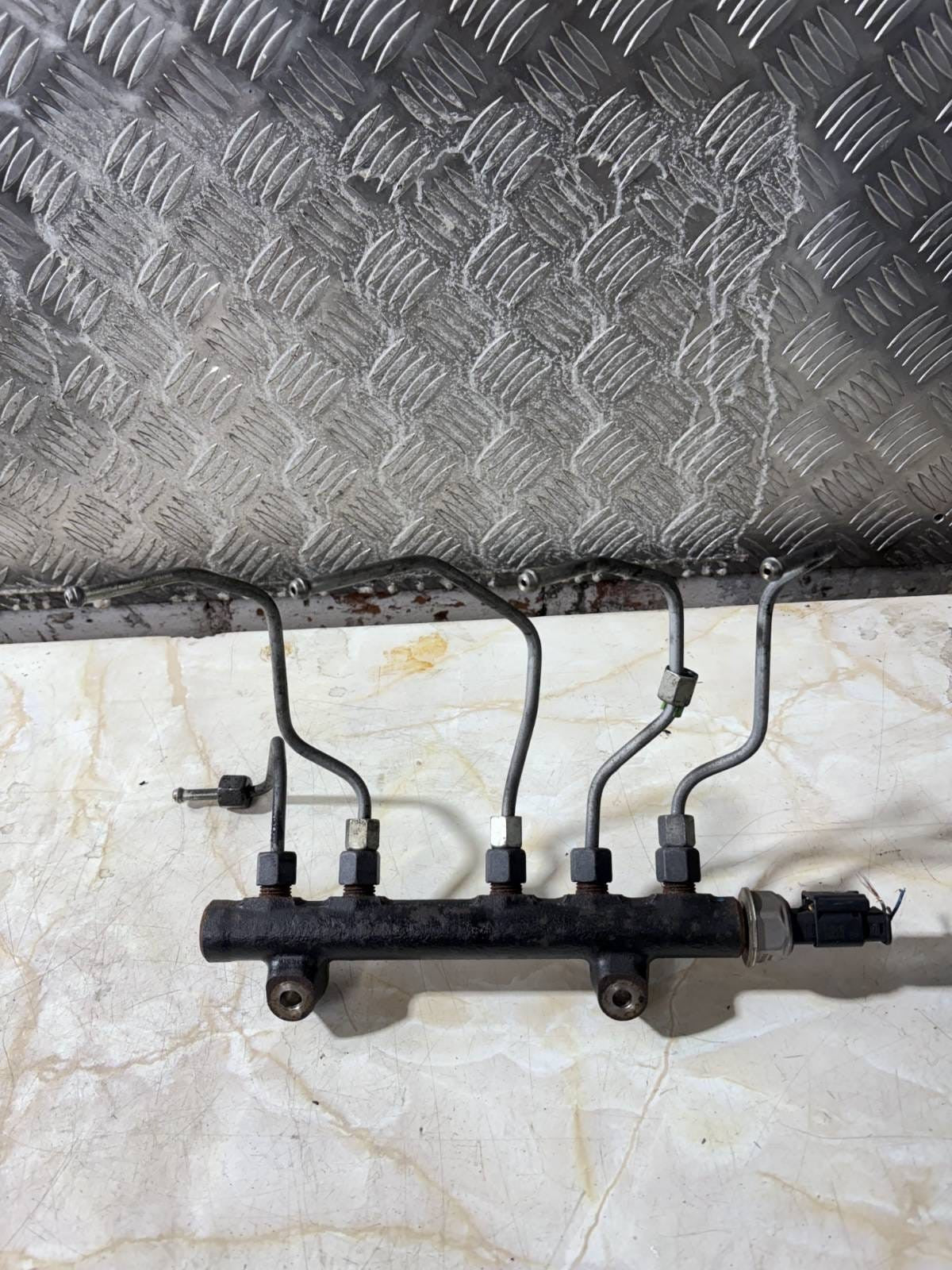 FORD FOCUS MK3 FUEL INJECTOR RAIL 9685297580 1.6 TDCI ENGINE 28497Z01