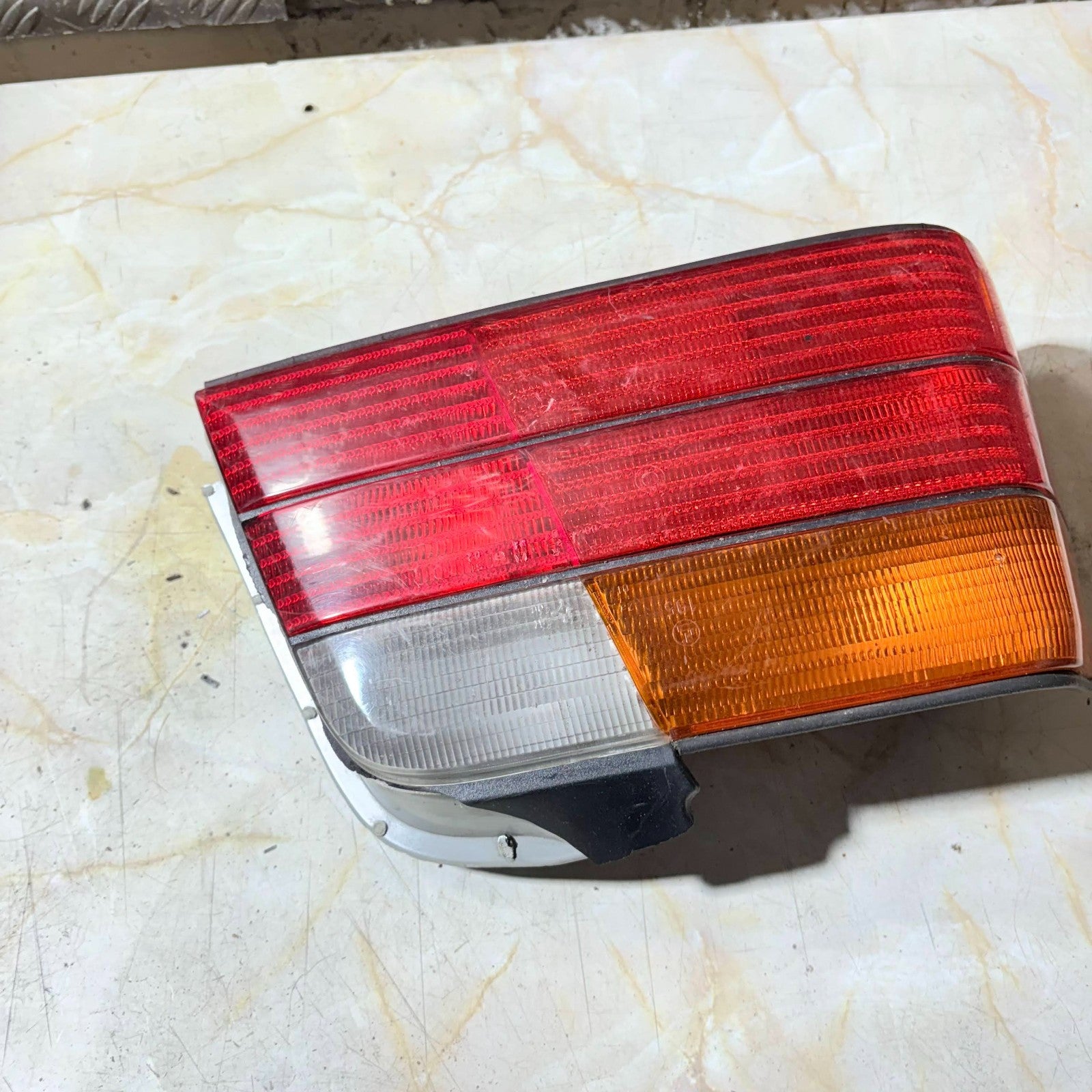 BMW E36 3 SERIES 4DR SALOON 1990-1998 RIGHT REAR TAIL LIGHT AMBER 63211387362