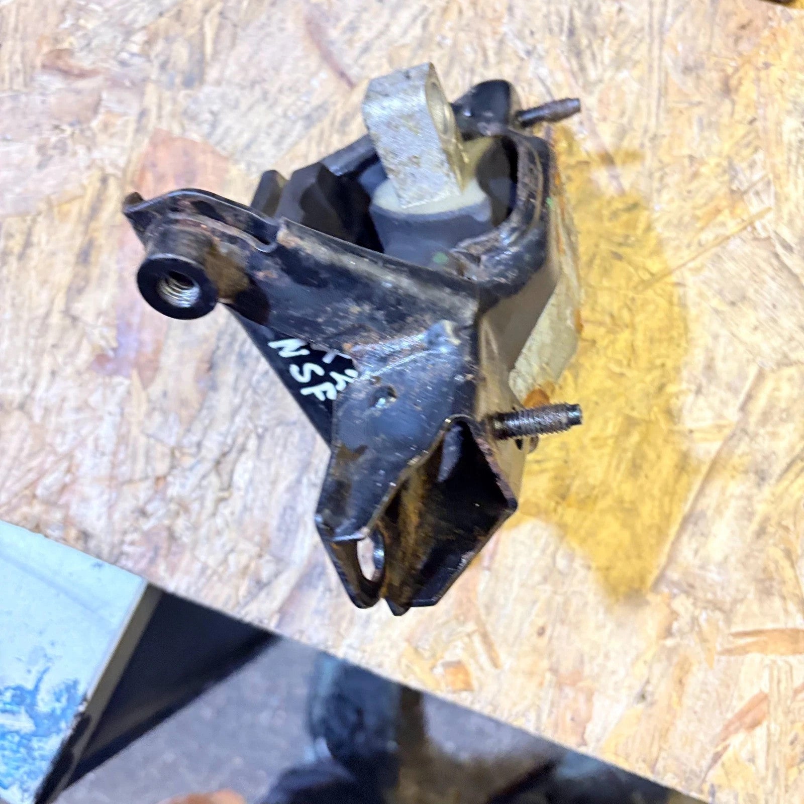 VOLKSWAGEN FOX 2008 PASSENGER LEFT FRONT ENGINE MOUNT