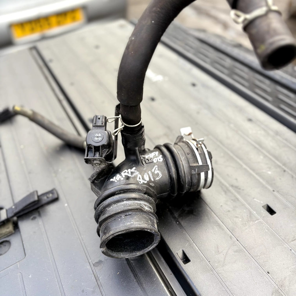 TOYOTA YARIS MK3 XP13 11-14 1.0 PETROL AIR CLEANER INTAKE HOSE PIPE 17880-0Y030