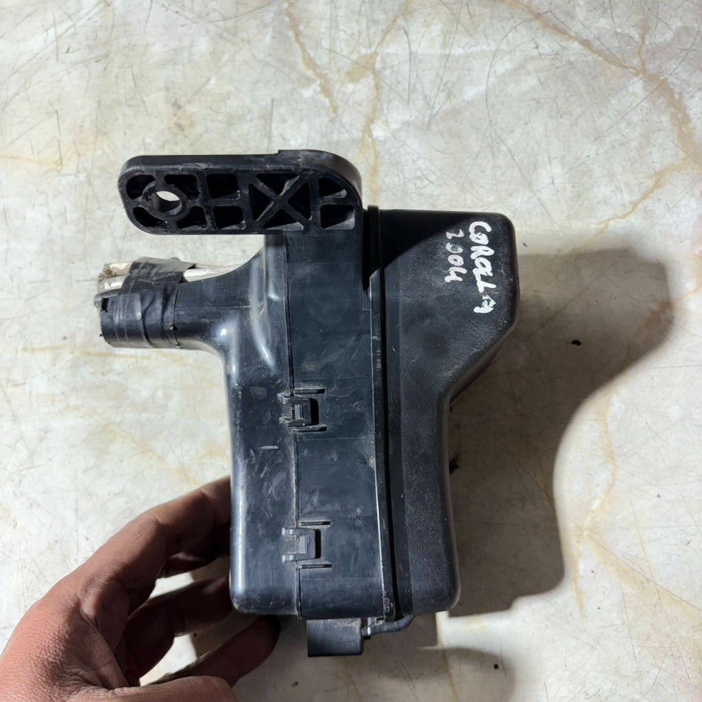 Toyota Corolla 2004 Engine Bay Fuse & Relay Box Under Bonnet Junction Block