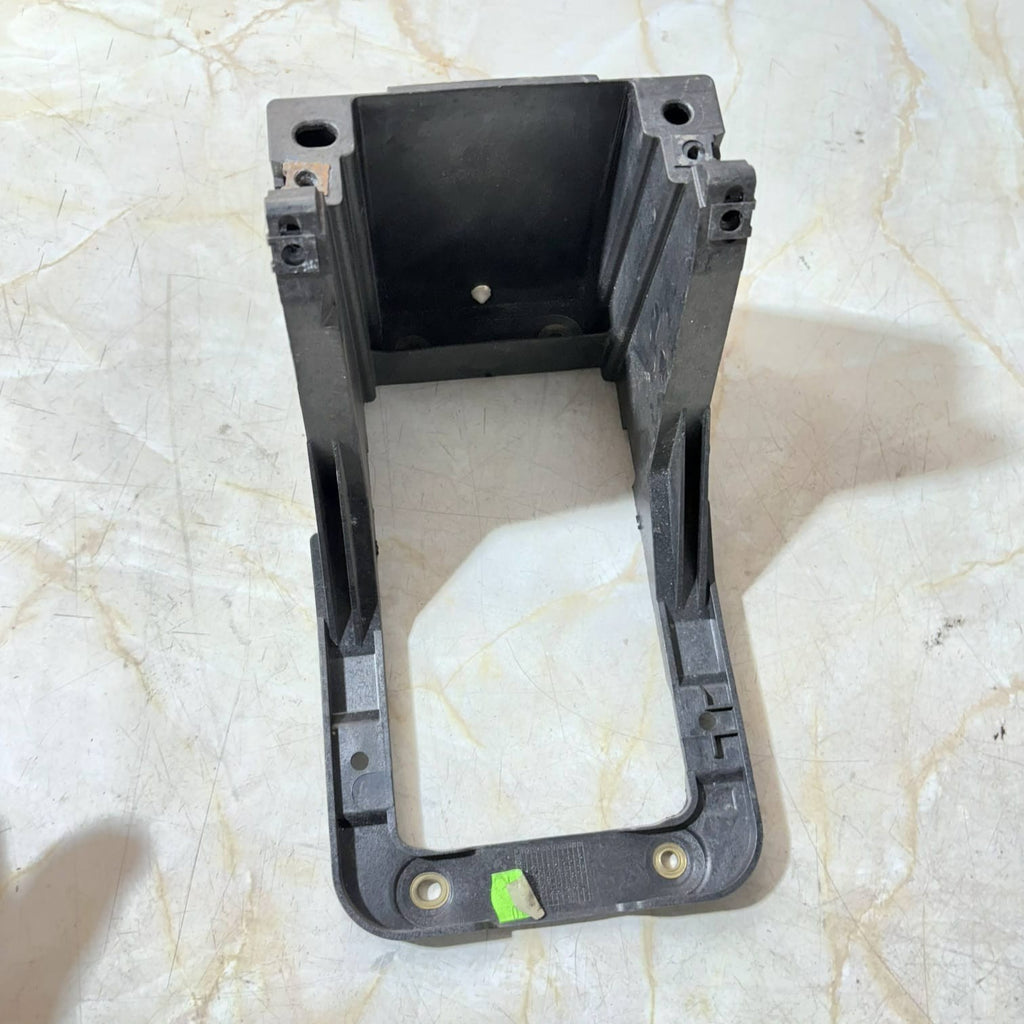 AUDI A3 8P 5DR GEAR LEVER PLASTIC BRACKET 8P0863531A (2010)
