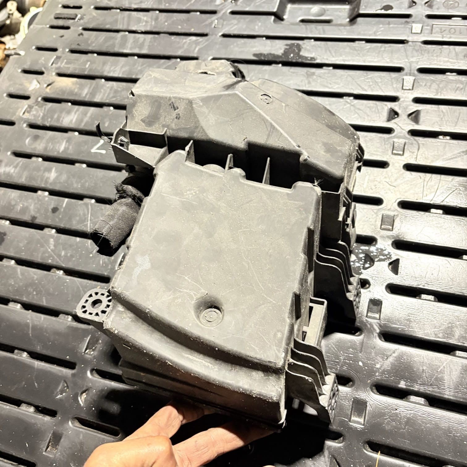 2009 NISSAN QASHQAI FUSE BOX UNDER THE BONNET 319136024 24383JD00A