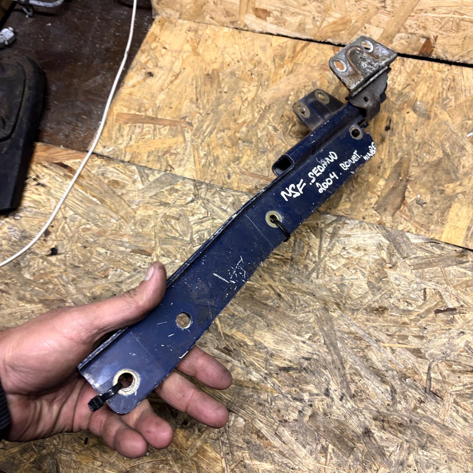 Kia Sedona 2002-2005 Front Right Bonnet Hinge OSF Replacement