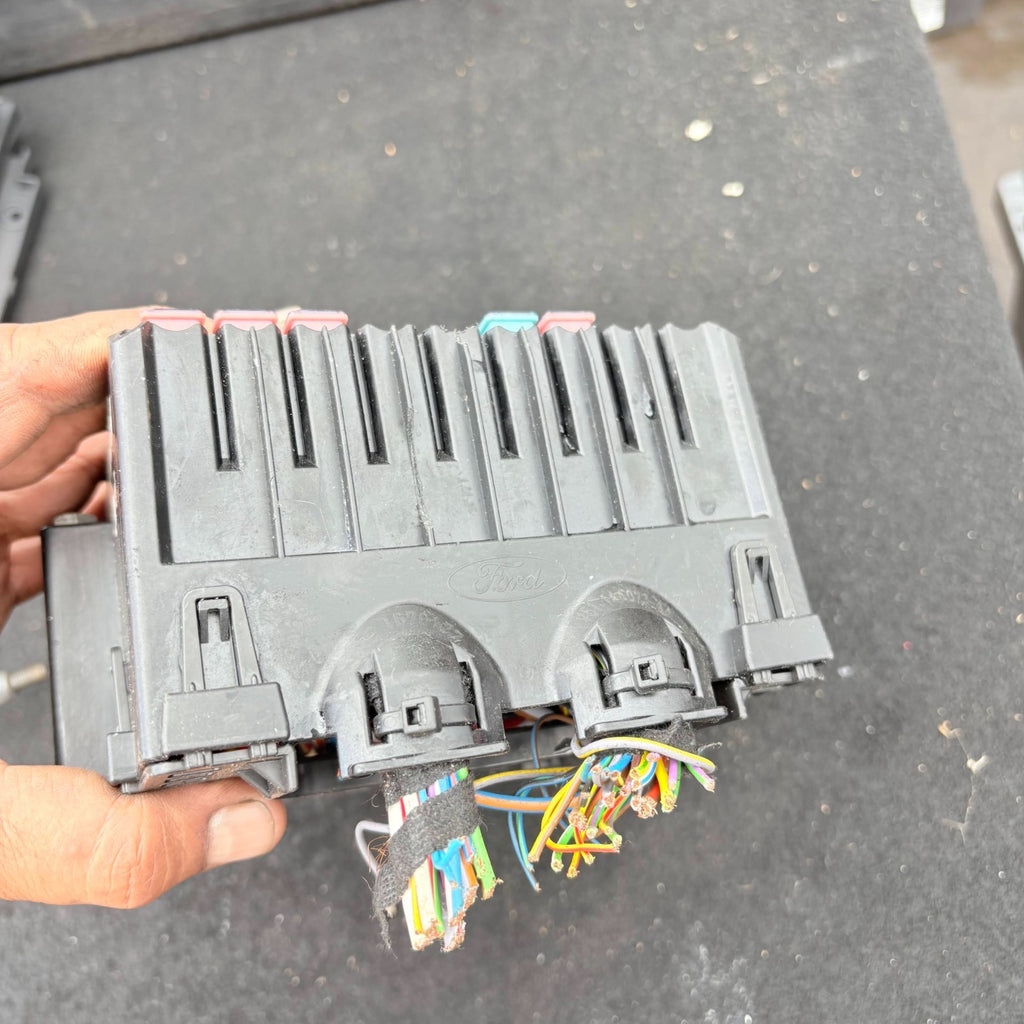 2011 Ford Fiesta Fuse Box 8V5T-14A005-DKE
