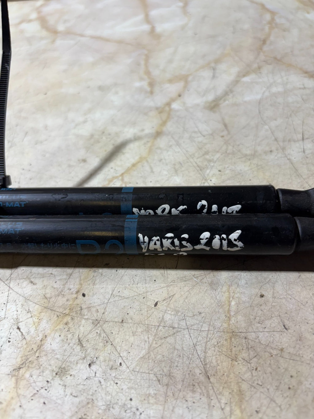 07-11 TOYOTA YARIS MK2 PAIR OF TAILGATE BOOT GAS STRUTS