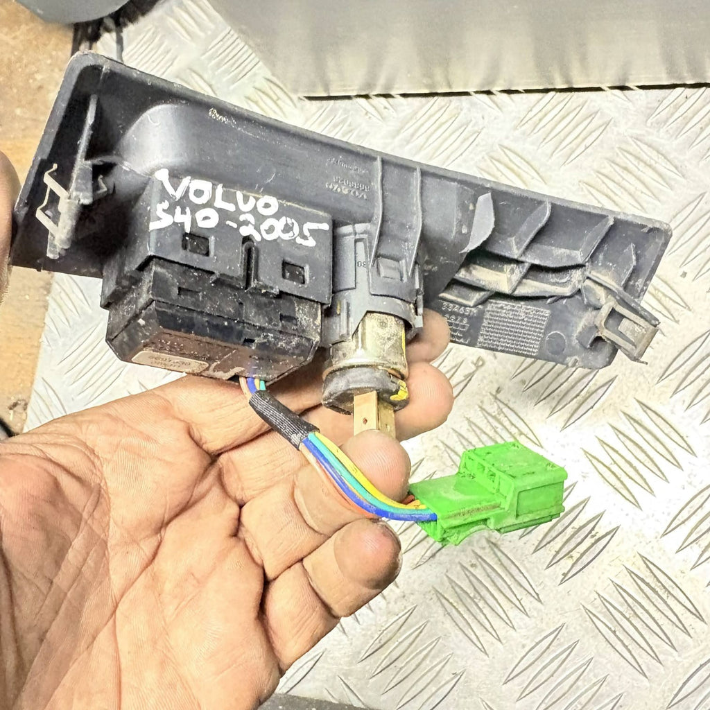 VOLVO S40 1995-2012 POWER SOCKET OUTLET DSTC SWITCH 8691530