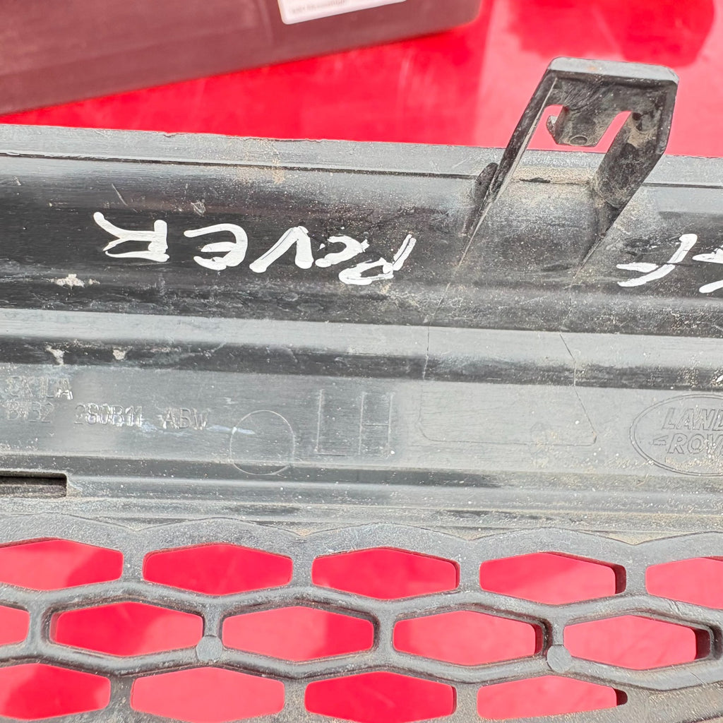 Range Rover Front Left Wing Side Vent Grille Trim BJ32-250B11-ABW Passenger