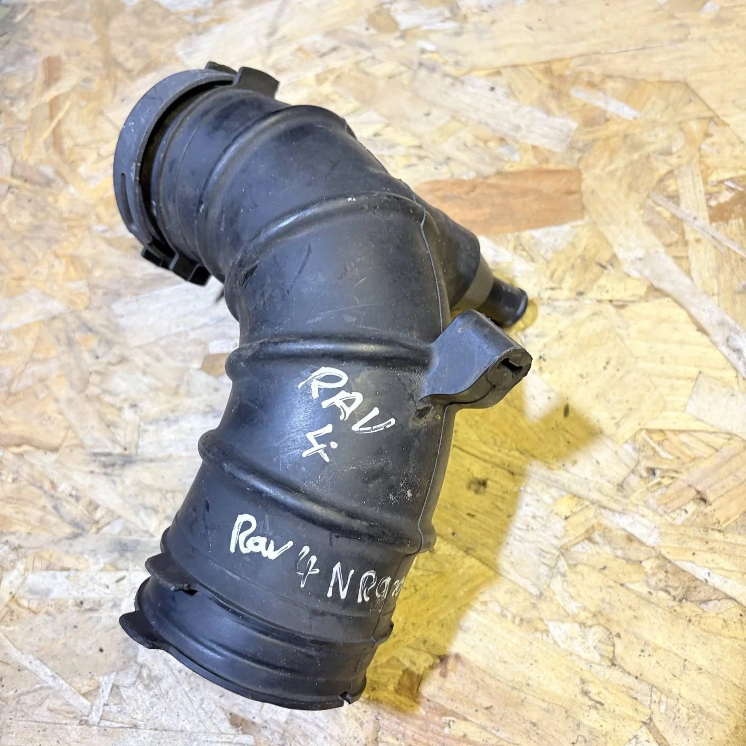 TOYOTA RAV-4 MK2 2000 2.0 VVTI PETROL AIR FILTER PIPE - 17881-28040