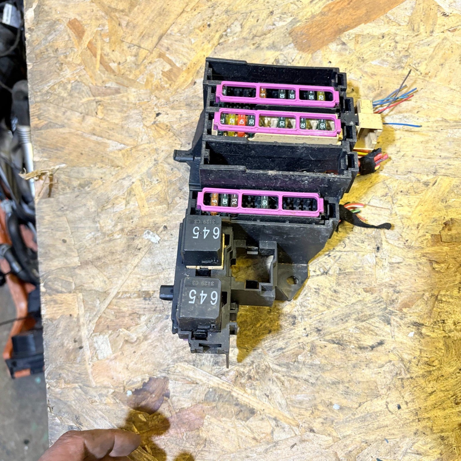 AUDI A4 B9 8W 2015-2019 REAR BOOT FUSE RELAY BOX BOARD CARRIER CUT WIRE