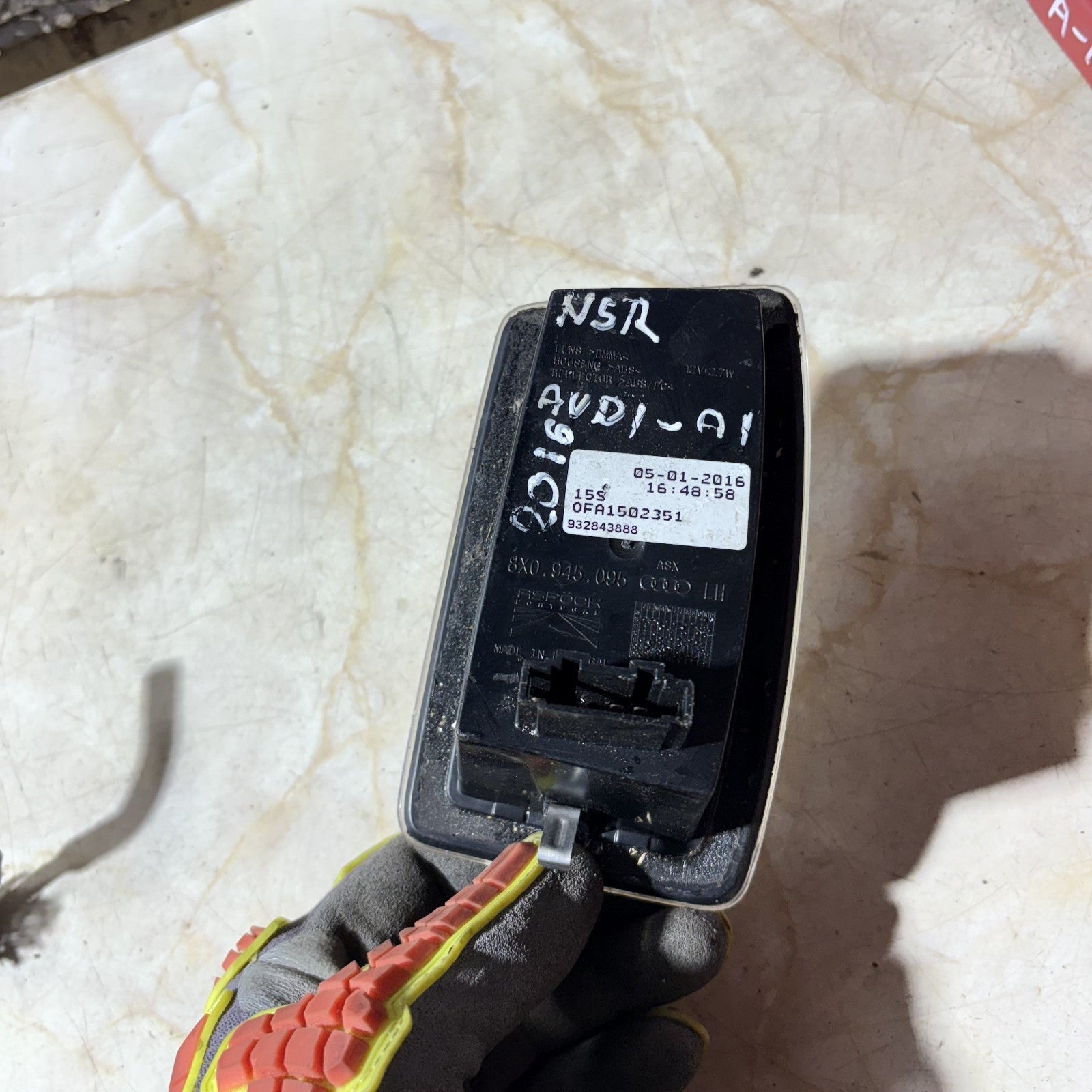 AUDI A1 2016 INTERIOR LIGHT REAR LEFT PASSENGER SIDE 8X0945095