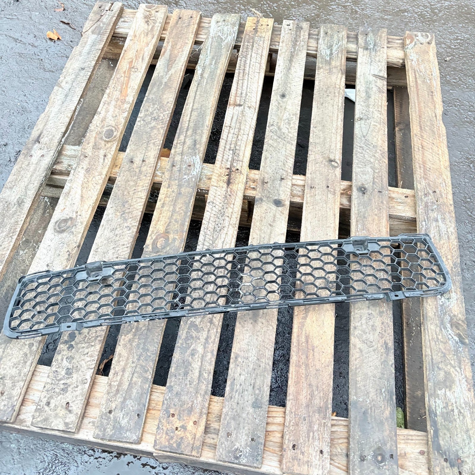 MITSUBISHI LANCER MK5 2007-2012 FRONT LOWER BUMPER CENTRE GRILL 6400B397