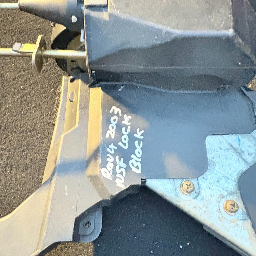 2003 TOYOTA RAV 4 PASSENGER NEARSIDE FRONT DOOR LOCK CATCH