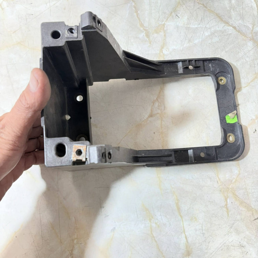 AUDI A3 8P 5DR GEAR LEVER PLASTIC BRACKET 8P0863531A (2010)
