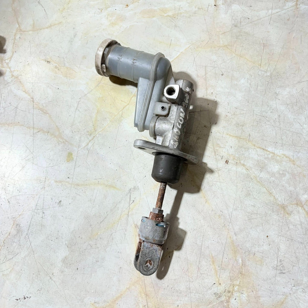Clutch Master Cylinder for a Mitsubishi Shogun 2000-2006