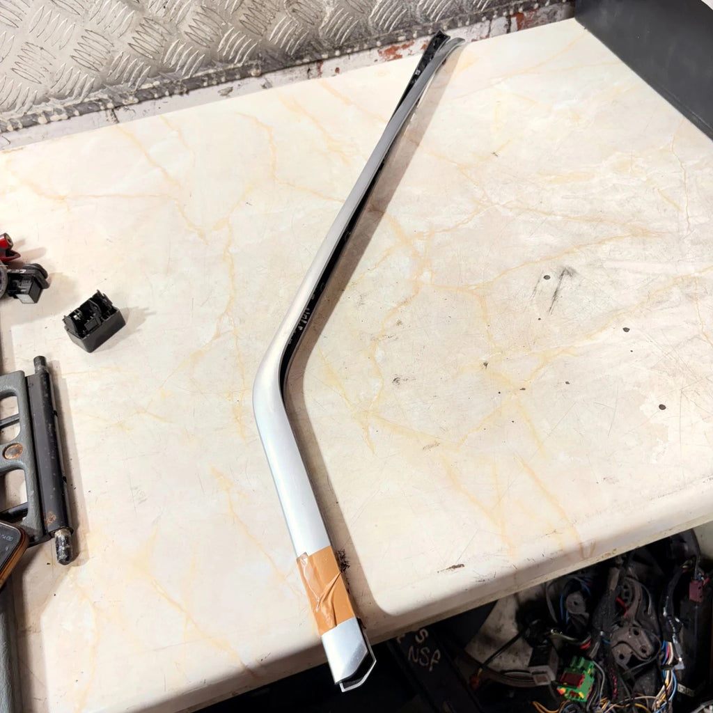 Volvo XC40 2.0 T4 2019 Passenger Front Left Door Window Trim Strip