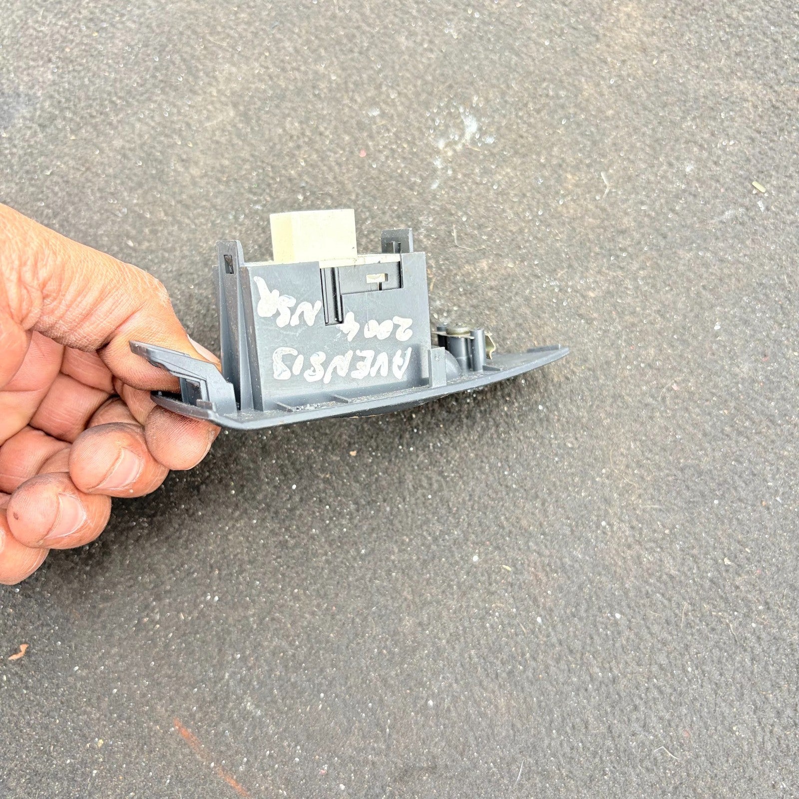 2004-2008 TOYOTA AVENSIS PASSENGER SIDE REAR LEFT WINDOW SWITCH 74272-05020