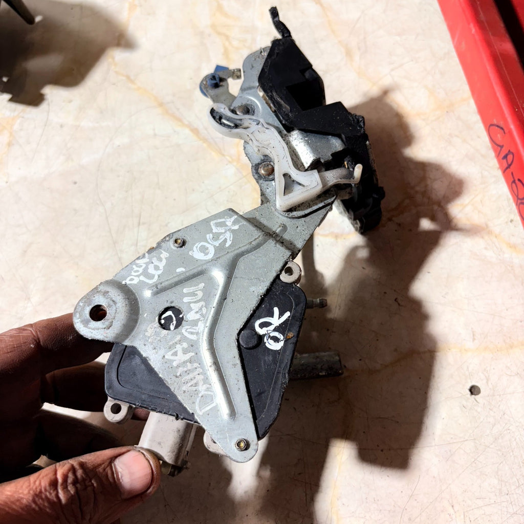 Daihatsu Yrv Right Offside Rear Door Lock 85470-97401 Mk1 2001-2006U