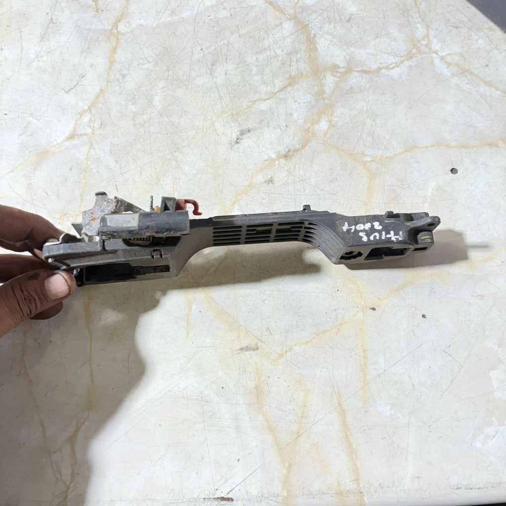 TOYOTA PRIUS XW20 2004-2009 DOOR HANDLE BRACKET DRIVER SIDE FRONT